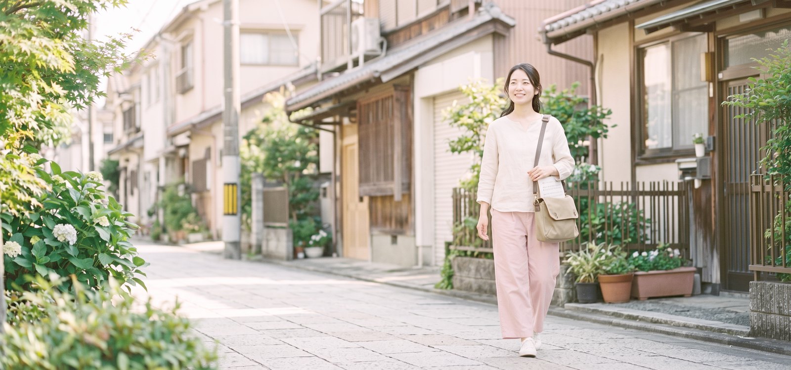 自宅の近所を歩いて訪問する講師